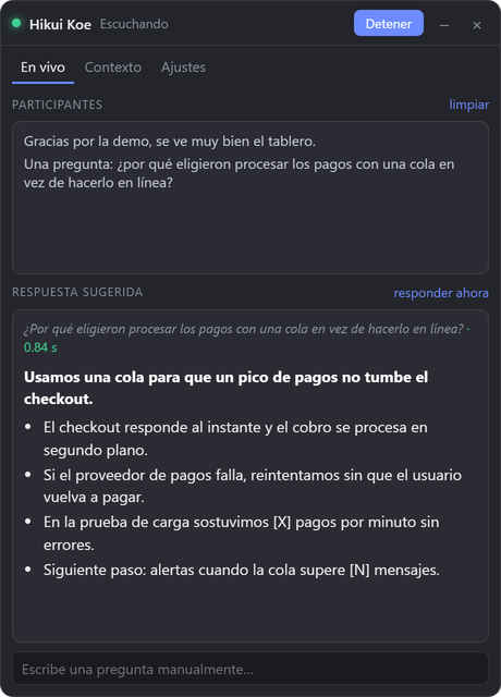 Vista «En vivo» de Hikui Koe: arriba, la pregunta transcrita de un participante sobre por qué usar una cola para los pagos; abajo, la respuesta sugerida con una idea central en negrita y cuatro viñetas, con marcadores [X] y [N] donde faltan datos.